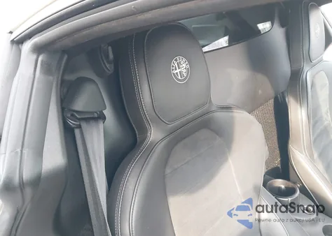 2015 Alfa Romeo 4C Launch Edition из США, поврежденный, VIN ZARBAAC43FM144806